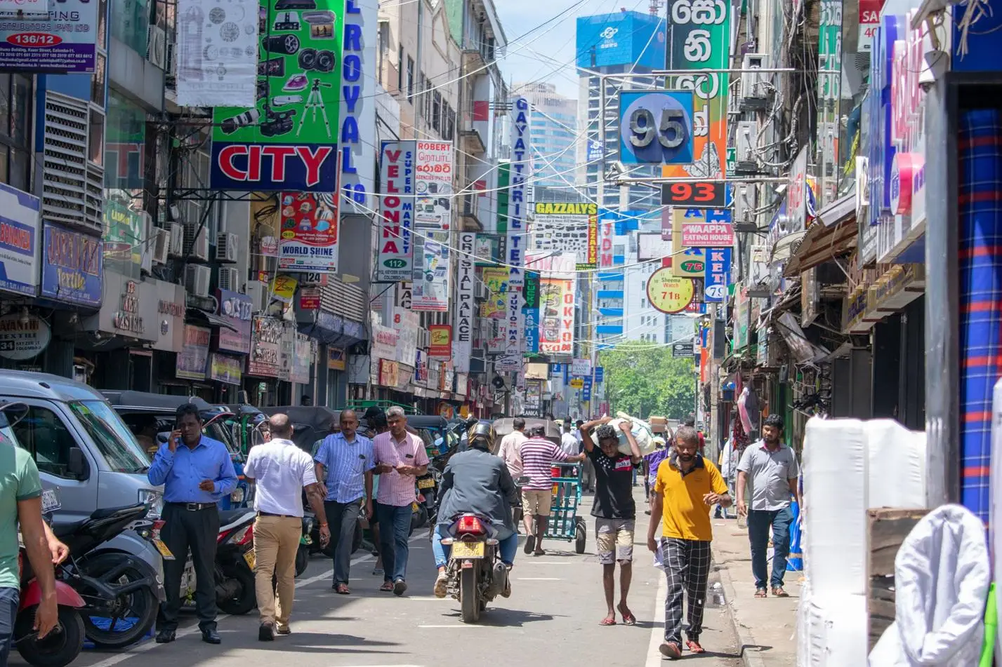 busy-street-sri-lanka