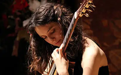 image of Laura Snowden, guitar