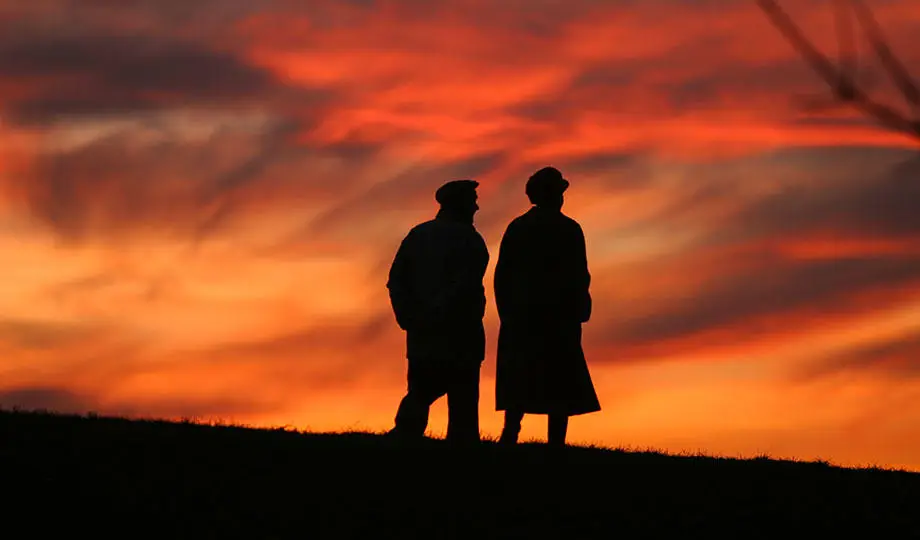 Silhouettes_at_sunset_920x540