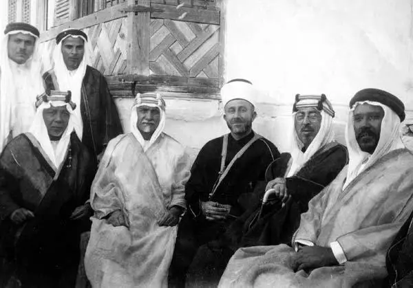 Before they were Renegades: Grand Mufti of Jerusalem Hajj Amin al-Husseini (sitting, middle), Shakib Arslan (2nd from right) (Head of Syro-Palestinian Congress), and Hashem al-Atassi (leader of Syrian national Bloc, 2nd from left, sitting) at the 1934 Saudi-Yemeni peace conference. Online Museum of Syrian History [Public domain], via Wikimedia Commons 