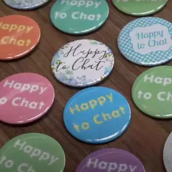 Promoting social connections using happy-to-chat badges