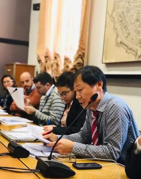 Habin Lee presenting the work in an EU meeting