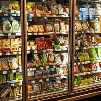Active refrigeration shelf with thermal storage