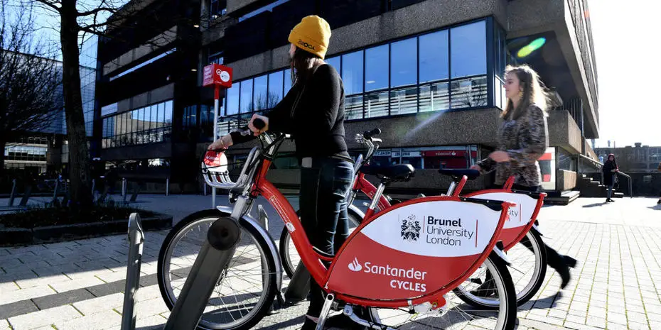 Students with bikes on campus