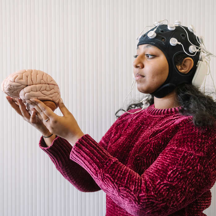 Psychology student doing the Electro Encephalo Graphy test